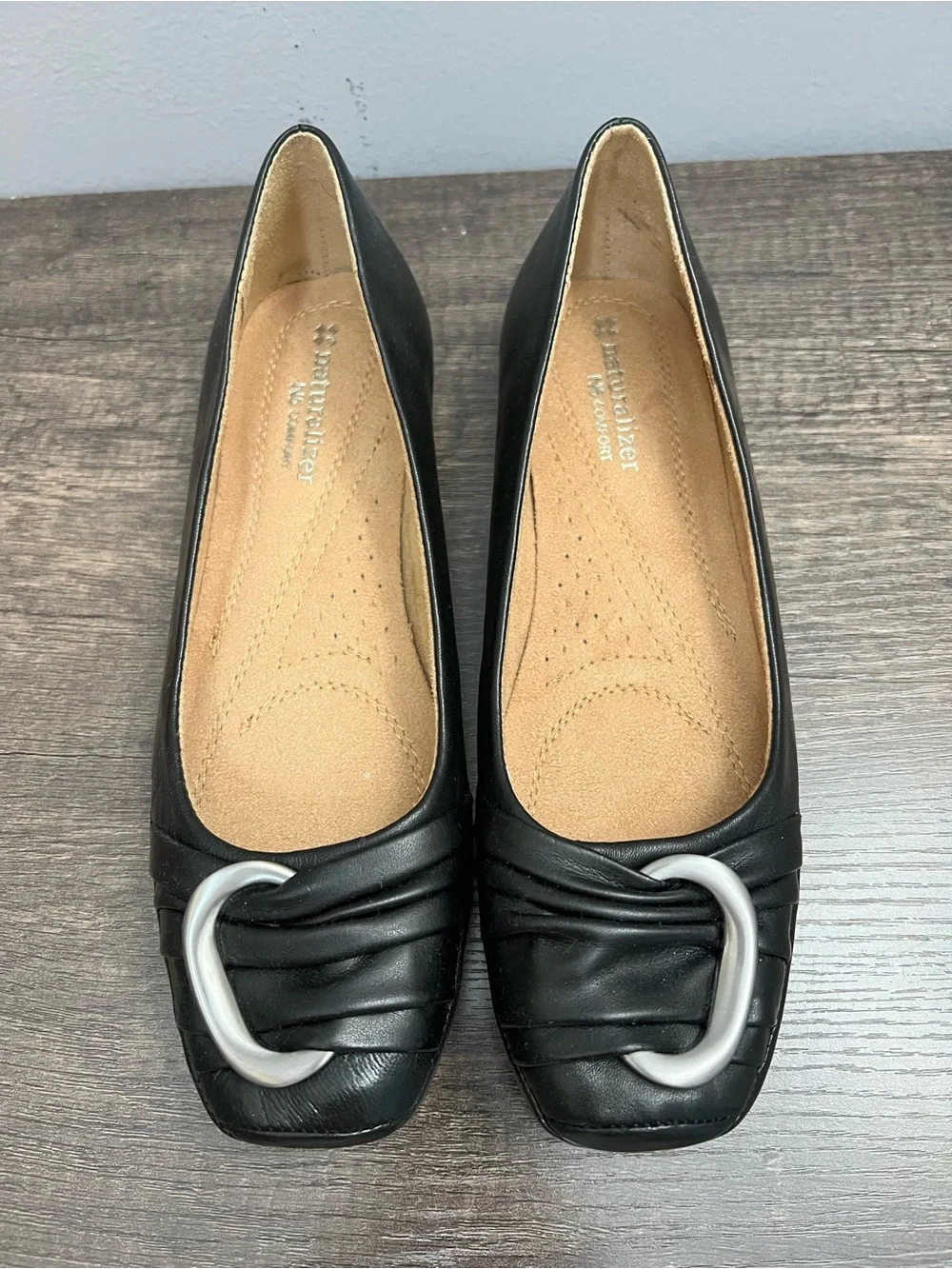 Naturalizer Black Leather Flats with Silver-Tone Loop Accent size 6.5 like new